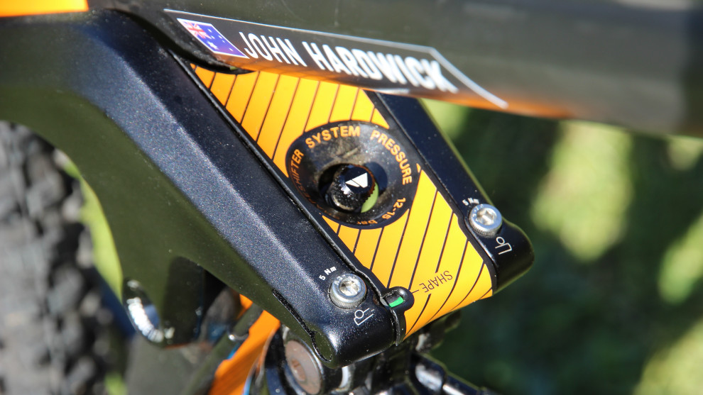 A special pump fitting is needed to inflate the Shape Shifter gas spring - it should be set between 175 and 220psi. While Canyon supplies all the required parts, you'll need to read the instructions thoroughly before setting it up.